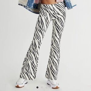 Free People We The Free Mid Rise Flare Zebra Print Pull On Pants Size 32